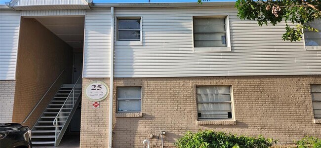 Primary Photo - 7210 N Manhattan Ave