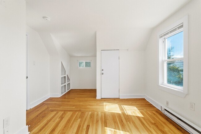 Building Photo - 70 Bellevue St