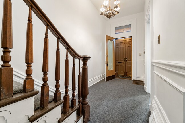 Building Photo - Charming - Manchester Home