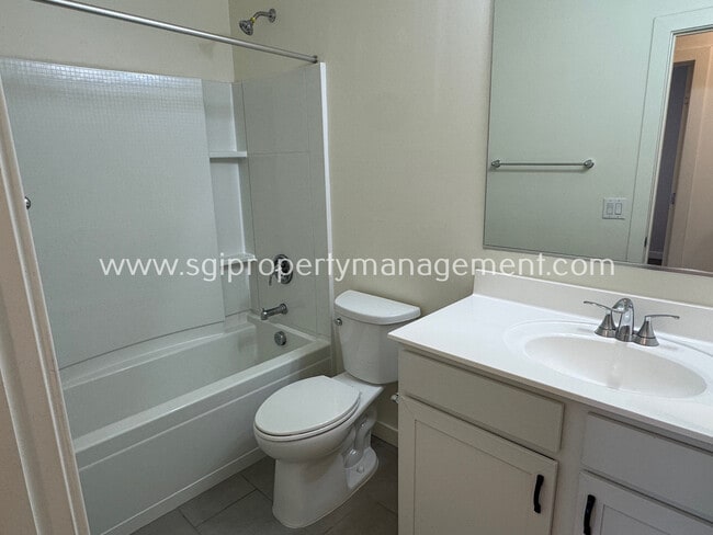 Building Photo - 724 E Ruby Dr