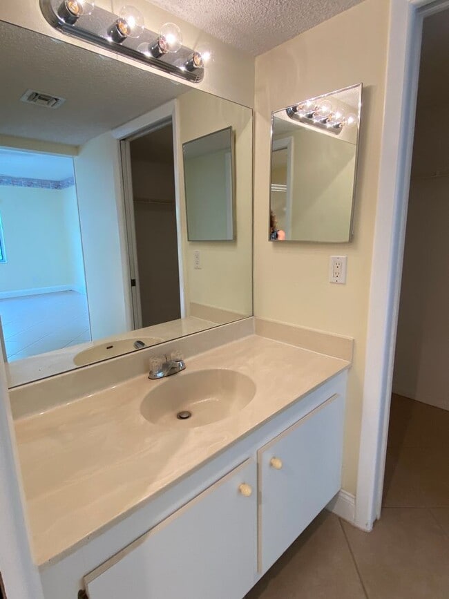 Building Photo - 55+ community 2 BED 2 BATH  in High Point of Fort Pierce