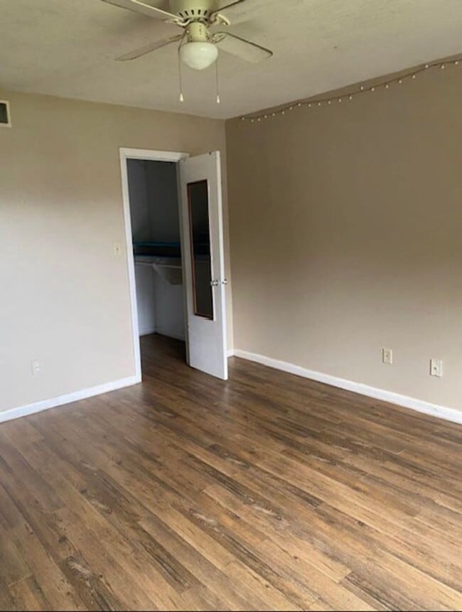 Building Photo - UPDATED 1/1 in Walkable Location w/ Solid Floors, Community Pool, & Washer/Dryer! Avail NOW for $...