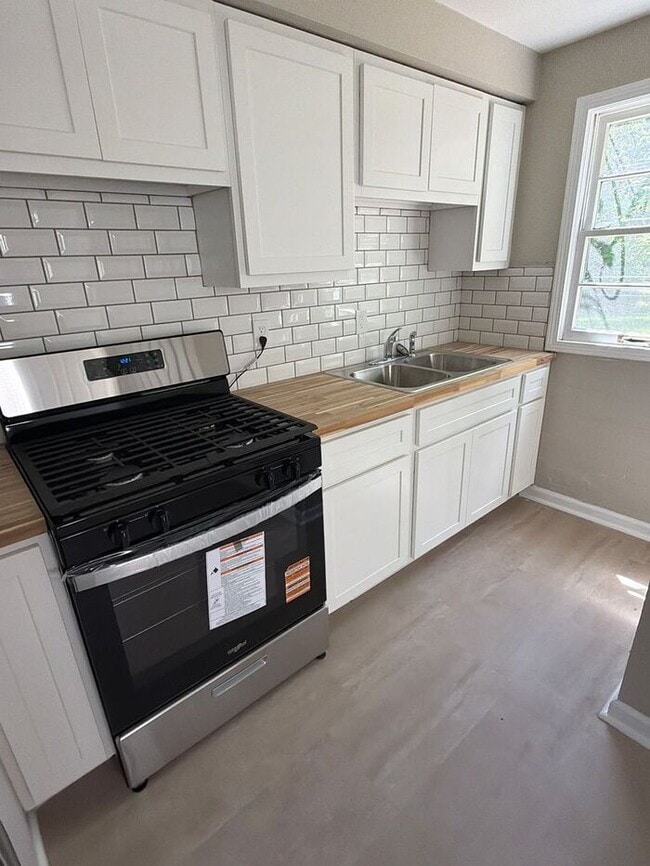 Building Photo - Charming 3-bedroom, 2-bathroom single-family