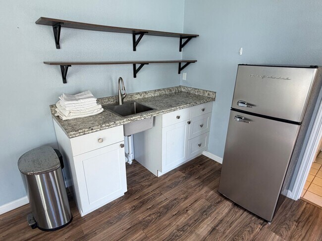 Building Photo - 1398 Hiahia St