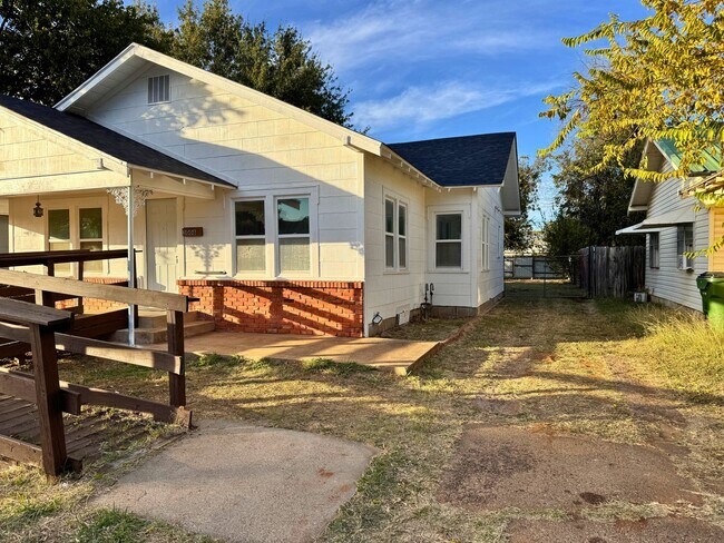 Building Photo - 3 Bed 1 Bath Craftsman Home