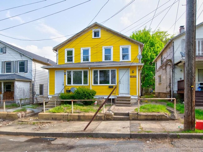 Building Photo - 210-210 1st Ave