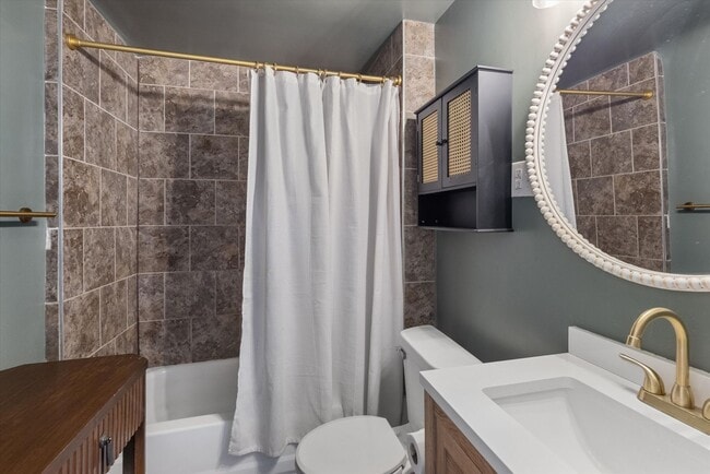 Building Photo - 3 Bedroom; 2 Bathroom near Hanscom Park!