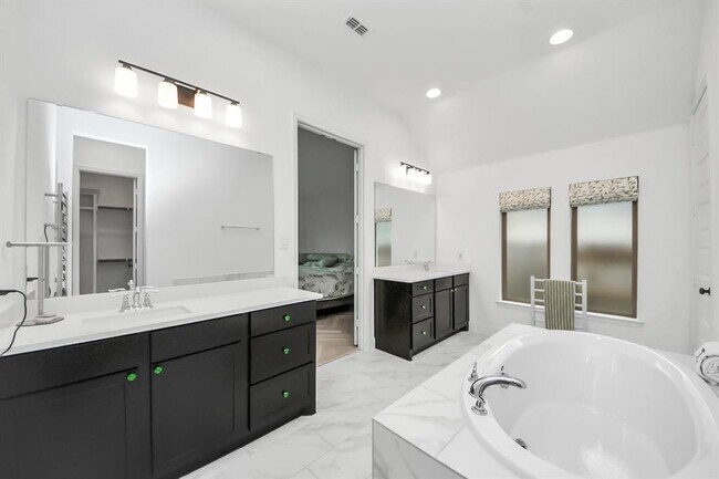 Building Photo - 210 W Netleaf Ct
