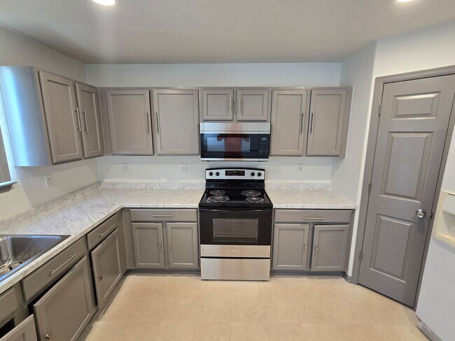 Building Photo - Spacious and Bright 4 Bedroom Home with Garage and Basement Now Available!
