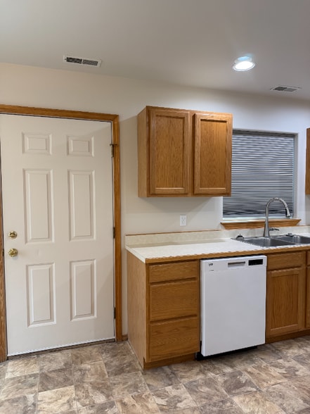 Building Photo - 1979 Greatview Dr