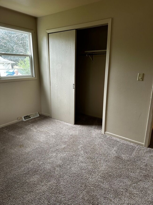 Building Photo - 1837-1837 Post Rd