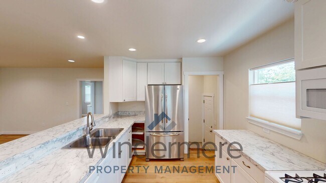 Building Photo - Whit834/836