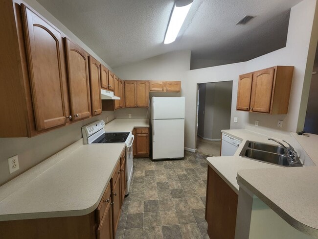 Building Photo - Coming Soon To Tour! Lake City Pet Friendl...