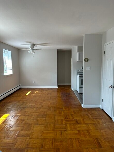 Building Photo - 32 S Brookside Rd