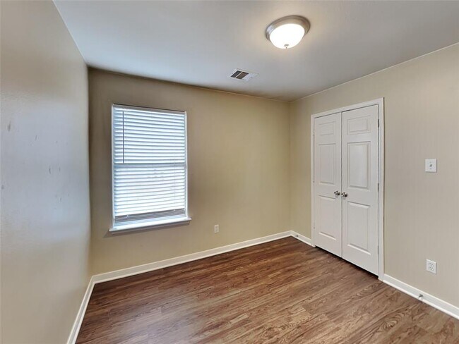 Building Photo - 28926 Village Creek Loop