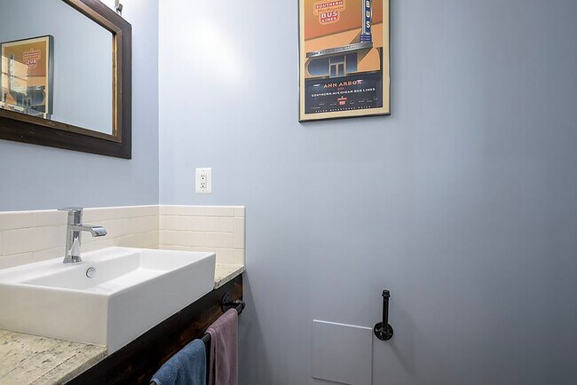 Building Photo - 717 F St NE