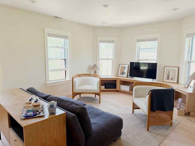 Building Photo - 56 Gorham St