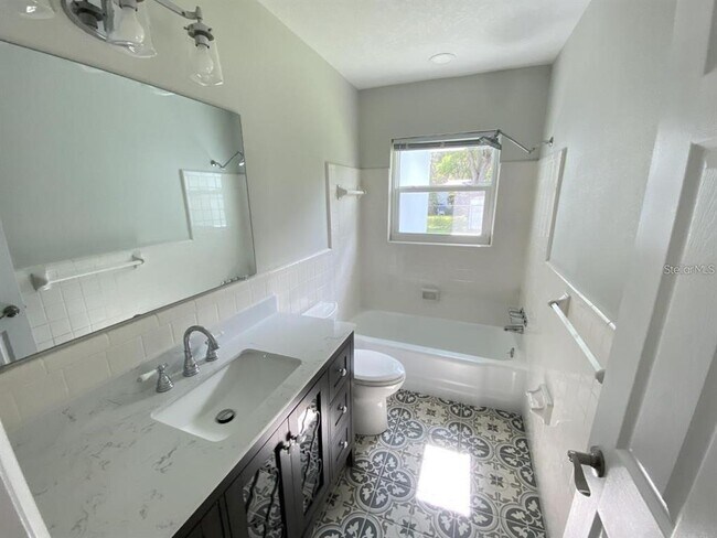 Building Photo - 201 S Fernwood Ave