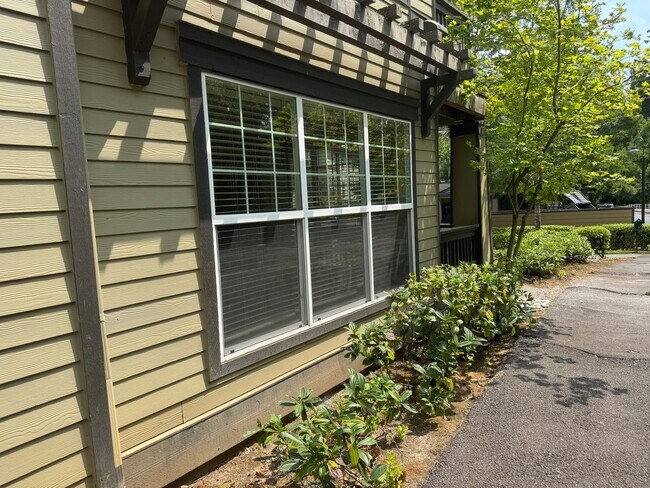 Building Photo - Beautiful 1br Condo in Sherwood. End unit ...