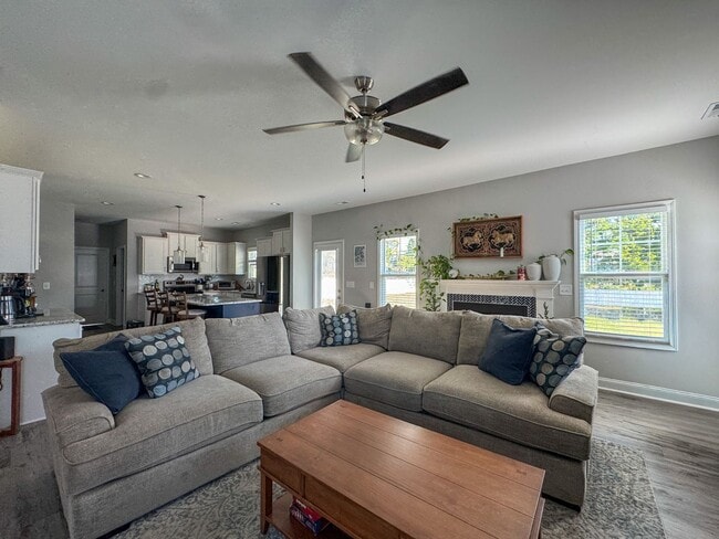 Building Photo - Spacious 4 Bed 3 Bed Home in Pine Forest School District