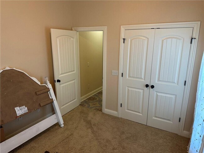 Building Photo - 4500 SW Swinton Dr