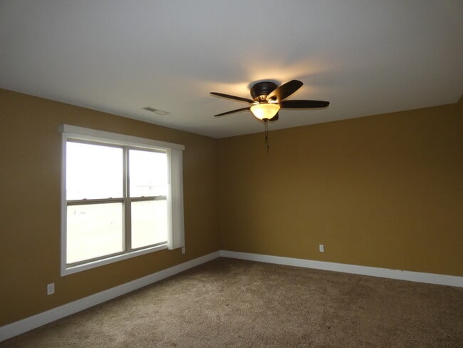 Building Photo - 627 N Edgemere Dr