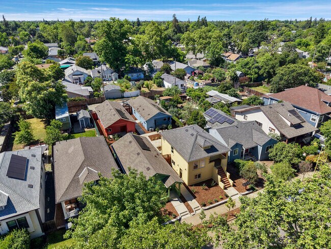 Building Photo - Beautifully updated 2/1 in North Oak Park! Located Close to UC Davis Med Center + MgGeorge Law Sc...