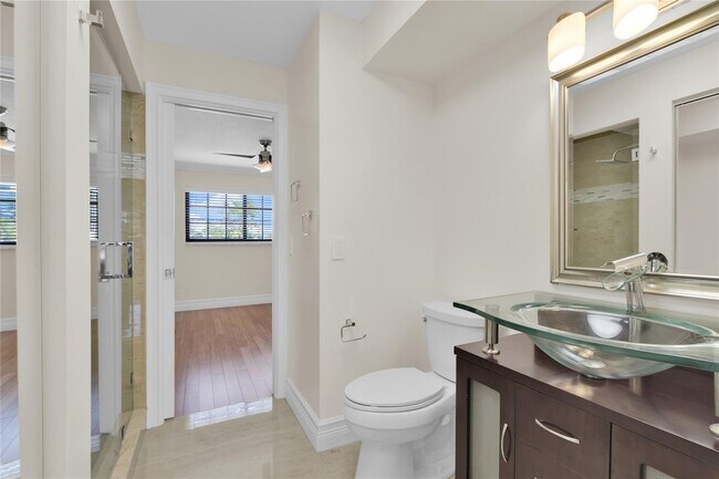 Building Photo - 250 E Royal Palm Rd