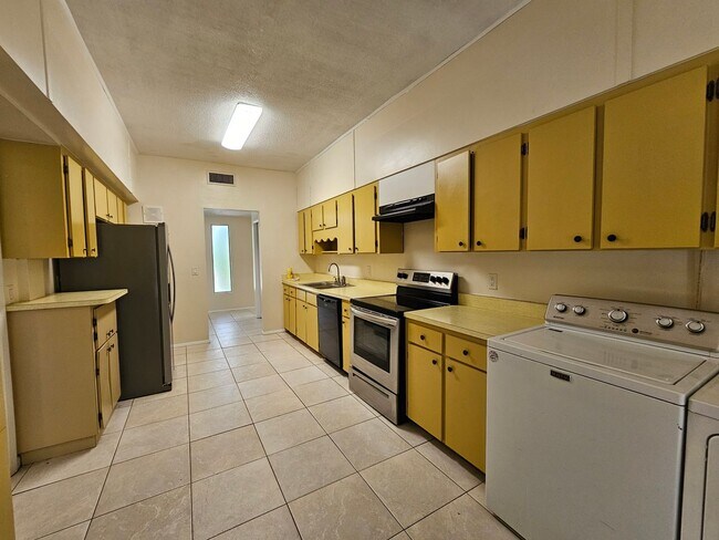 Building Photo - 6 Bedroom/3 Bath home in Black Acres