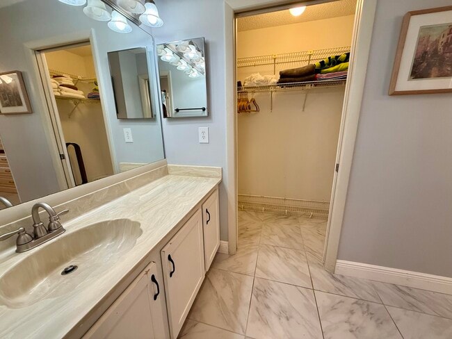 Building Photo - 5850 Summerfield Ct