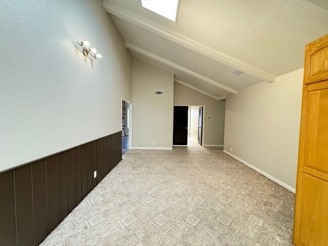 Building Photo - Beautifully Maintained 4Bd/2Ba Home w/Large Back Yard and Fruit Trees!