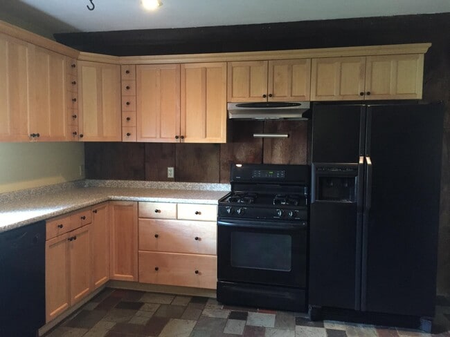 Building Photo - 36 Happy Valley Rd