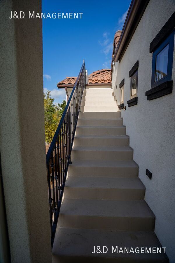 Building Photo - 1371 N Vulcan Ave