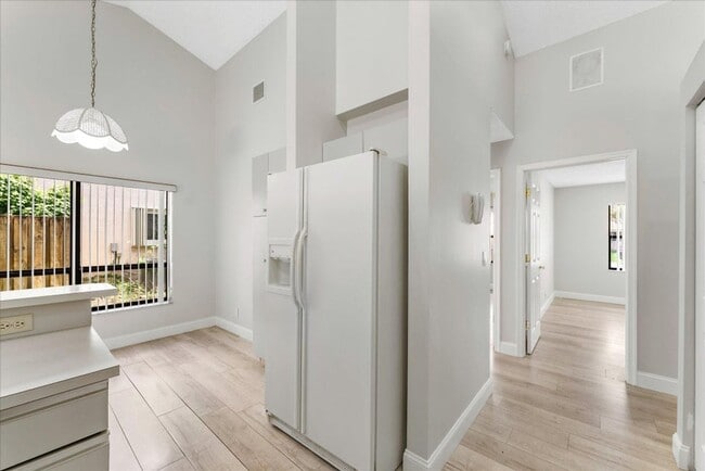 Building Photo - 5809 Sun Pointe Cir