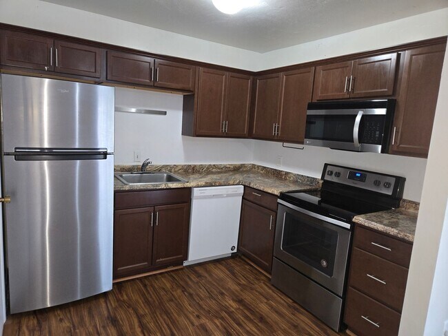 Building Photo - Move In Ready!!