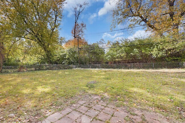 Building Photo - 9845 Dennis Dr