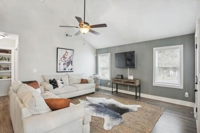 Building Photo - 1384 Lanvale Dr SW