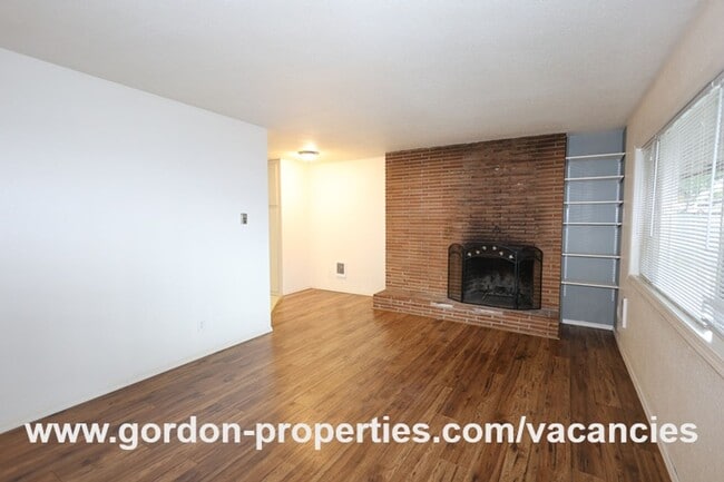 Building Photo - SE Green Vista Dr - Milwaukie 2 bedroom du...