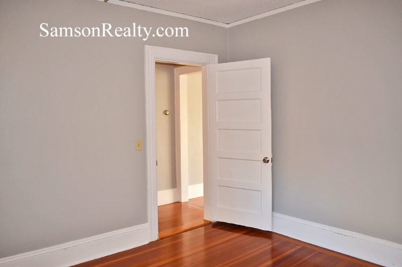 Building Photo - 136 Irving Ave