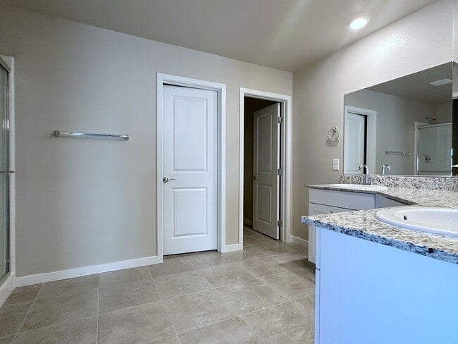 Building Photo - 4bd/2.5bath Single Family Home