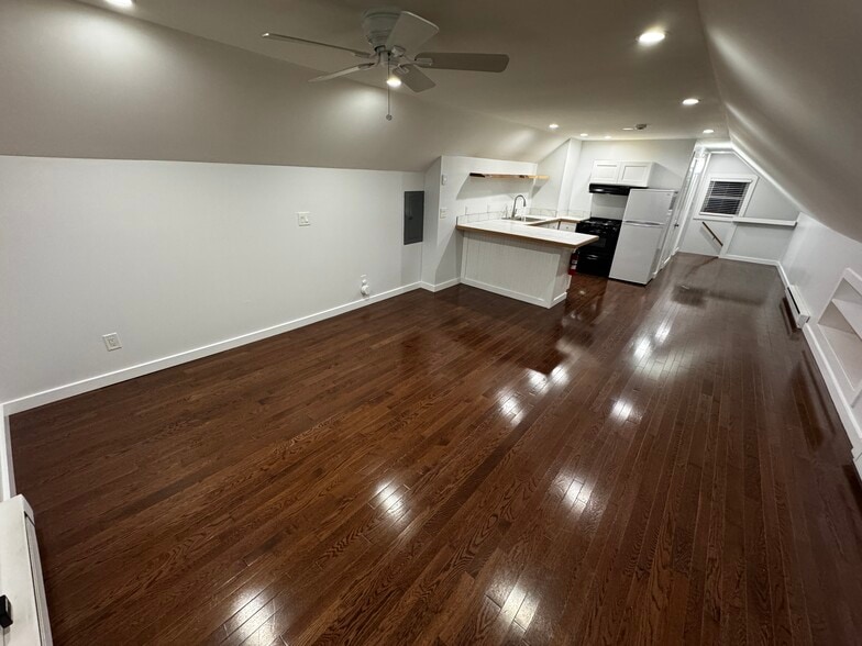 Building Photo - 32 Center St