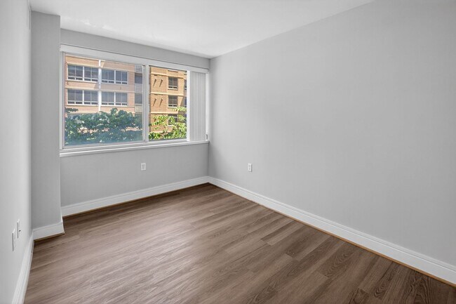 Building Photo - Short Walk to the Wharf! - Professionally Managed  and Spacious 1BR With Monument Views