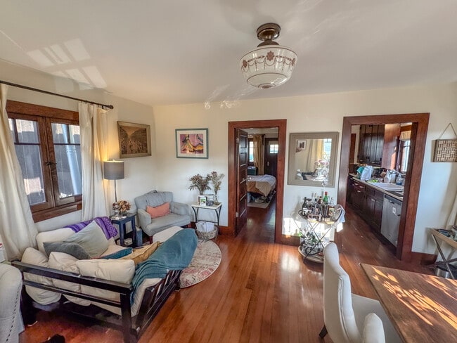 Building Photo - 852 Laveta Terrace