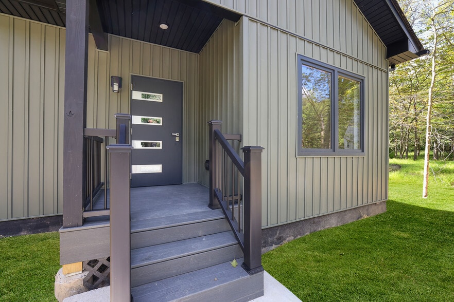 Building Photo - 1540 Lake Ln