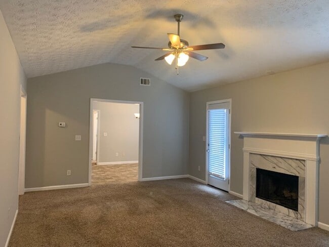Building Photo - Charming 3 BR / 2 BATH Ranch!!