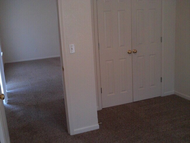 Building Photo - 3 bed 2 Bath duplex!