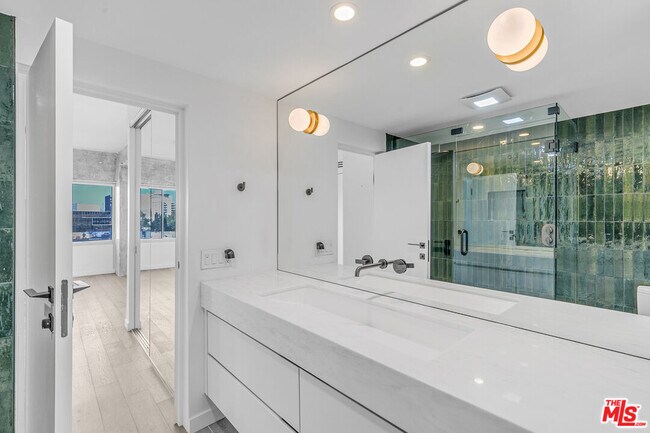 Building Photo - 7135 Hollywood Blvd