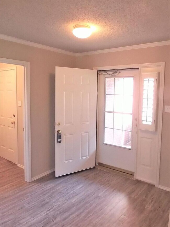 Building Photo - Beautifully Updated 3 bed 2 bath