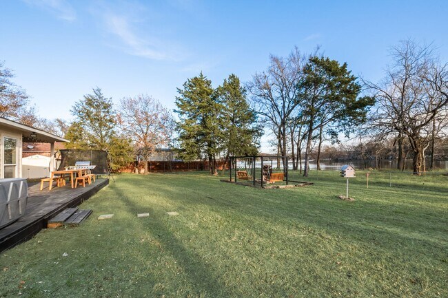 Building Photo - Lakefront Luxury Retreat, 5 Beds, 3 Baths, Quiet Gated Community.