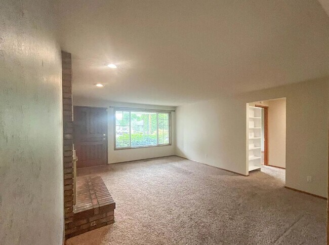 Building Photo - 15560 SE Thorville Ave